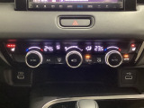 オートエアコンがついてます。左右独立で温度設定のできるデュアルオートエアコンです。パネル内のシートヒータースイッチは前席の左右別々に3段階で温度設定ができます。