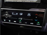 【オートエアコン】温度を設定すれば自動で快適な車内温度を保ちます。エアコン内部の高性能脱臭フィルターで車内のアレルゲンや花粉を除去。