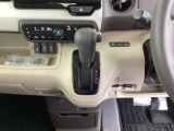 足元スッキリ、インパネシフトです。パーキングブレーキはフットブレーキタイプなので、運転席と助手席の間がスッキリしています。
