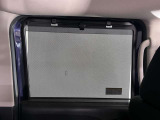 【後席ロールサンシェード】日差し対策だけでなく、夏場は車内の温度上昇もできるだけ防ぎ、エコ走行につながります。