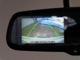 ルームミラーにバックモニター付いてます。