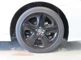 純正のアルミホイール装着車です。タイヤサイズは215/45R17です。