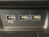 【USBポート】USBポートも装備されています、スマートフォンの充電やオーディオに連携も可能です、今や欠かせない装備の一つです!