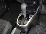 操作が楽なフロアシフトです、レバー式パーキングブレーキで足元インパネ周りもすっきりしています。