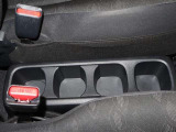 運転席と助手席の間には、4つのカップホルダーを用意しております。