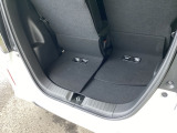後席を前にスライドさせれば、荷室を広く使えます。