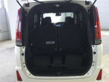 3列目を跳ね上げれば広々としたラゲージスペースになりますよ♪