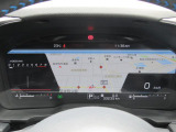 運転に必要な情報をグラフィカルに表示し、少ない視線移動で瞬時に認識できる先進的な液晶メーター。こちらはナビゲーション情報と連携する「地図画面」になります。