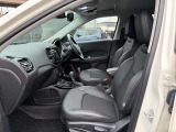 助手席も落ち着いて乗車いただけます。
