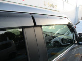 雨の日に便利なサイドバイザー付き♪喫煙者の方も重宝しますね♪