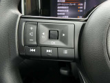 ステアリングスイッチは視点移動するこなくナビゲーションの音量やチャンネルなどの変更が可能です。さらに専用ディスプレイの操作もこのボタンでしていただくことが出来ます!!