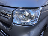 明るく白い光のLEDヘッドライトにより、夜間でも遠くまで見通しやすく、安全性が高まります。