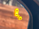 【ブラインドスポットインフォメーション】走行中、ドアミラーの死角になりやすい箇所に後続車が接近するとサイドミラー付近に警告を表示、ドライバーに注意喚起をしてくれます。