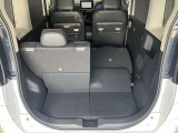 後部座席倒せます。5:5分割で倒すことも可能です。倒すことでゴルフバックなど、長さのある荷物も積み込み可能です。