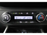 ★エアコンはオートタイプが装着済みです!オートモードにしておけば、車内温度を設定するだけで風の料や吹き出し口の切り替えを機械が行ってくれます!一年中快適な環境を作れますよ♪