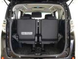 3列目シートは跳ね上げ式で折りたたみ可能です。キャンプ用品など大きな荷物もばっちり収納可能です!