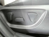運転席パワーシート搭載。微妙な調整が手軽にでき、ピッタリのポジションで運転することが可能です。