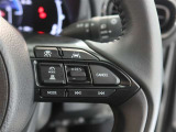 アダプティブクルーズコントロール機能付きです。走行中に先行車の様子を検知しながら、設定した車速の範囲内で先行車との距離のキープを支援します。詳細は販売店スタッフまでおたずねください。