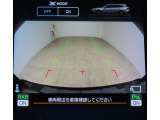 ■リヤビューカメラの映像です。ステアリング連動ガイドラインが、後退時の予想進路を表示し、運転のサポートを致します。