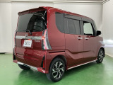 プライバシーガラスが装備されています。外を見るときには気にならずに、後方車両からは車内が見えにくくなってます
