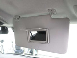 バニティミラー付サンバイザー。前席のサンバイザー裏に装備される小さなミラーです。女性がお化粧をチェックするのに最適、ということでバニティ(vanity=化粧テーブル)ミラーと呼ばれてます。