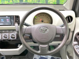 インテリアに合わせたデザインのステアリングは、運転される方のことも考え、運転しやすい形状、大きさです。是非一度、実際に触ってお確かめください。