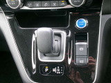 電動パーキングブレーキ装備!また、オートブレーキホールド機能もありますので、停車時ブレーキペダルから足を離してもブレーキ力を保持しているので動き出しません。(アクセルペダルを踏むと解除され発進します)