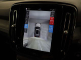 360&deg;ビューカメラは駐車枠や周囲の車両との位置関係が一目瞭然で駐車をサポートしてくれるだけでなく、車両直近の死角を減らして安全性を高める装備。ステアリング切り角に連動した進路予測線も表示されます。