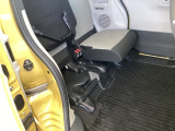 後席の座面をはね上げれば、ベビーカー等も積み込めます。