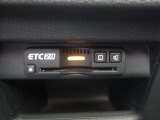 ETC付。高速道路の料金所はキャッシュレスで通過です。サービスエリア等にあるスマートインターの出入口も利用可能でとっても便利。ご納車後すぐにお使い頂けるようセットアップしてのお渡しとなります。