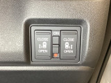 リアドアは乗り降りに便利な両側電動スライドドアです。また運転席に座っていながらスイッチ操作で自在にスライドドアを開け閉めできます。