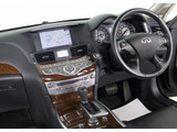 ★使いやすさや安全性を追求したステアリング周り!高級車ゆえにスイッチ類が多いのも特徴ですね!考え尽くされた配置ですぐに使いこなす事が出来ますのでご安心下さい!是非、体感してみて下さい!!