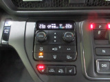 オートエアコンは左右席で独立温度コントロールが可能です。運転席はキンキンに冷やして助手席はマイルドにと言った設定が可能です☆暑さ寒さでケンカすることもなくなりますね♪