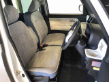 運転席の座面高さを調整できるシートリフターが付いています。フロントシートはベンチシートを採用で、座面も広く使い勝手もいいですよ♪