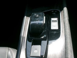 電動パーキングブレーキ装備!また、オートブレーキホールド機能もありますので、停車時ブレーキペダルから足を離してもブレーキ力を保持しているので動き出しません。(アクセルペダルを踏むと解除され発進します)
