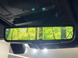 ◆ClearSightインテリアリアビューミラー『ルーフの上に取り付けられたカメラによって車内の積載状況に関係なく後方視界を確保できます。夜間でも鮮明に投影されます。』