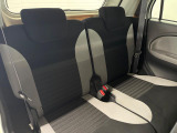 後部座席も気になるようなキズ・汚れやへたり等、大きなダメージはなく、良好な状態です。