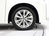 純正アルミホイールを装備しております。(235/50R18)