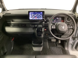車内は光触媒抗菌消臭施工済です。スタイリッシュなデザインでスポーティなインパネ周りを演出します。グローブボックスやカップホルダーのほかにトレーなどたくさんの収納スペースが付いています。