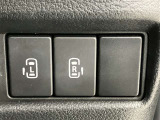 両側パワースライドドアを採用しており、運転席から簡単に開閉操作が可能です。駐車場や狭い場所でも扱いやすく、乗車時・降車時の負担を軽減します。