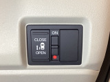 左側電動スライドドアは運転席からでも操作ができるように、ハンドル付近に開閉の操作スイッチが付いています。