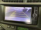 リバースギアに入れるだけで後方の表示へ切り替わります。夜間や雨の日の駐車も楽になりますよ。