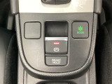 セレクトレバーの下に電子制御パーキングブレーキがあります。スイッチひとつで、停車した地点の傾斜などをシステムが検知・判断してブレーキ力を自動的に最適制御し、しっかり停車できるパーキングシステムです。