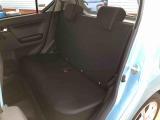 リヤシートも足元広々空間。