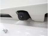 バックカメラが付いているので後方確認が非常にしやすいです。今や運転初心者も熟練者も必須装備!ついていて損はないですね♪