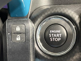 【キーレススタートシステム】カバンやポケットに入れたままでもドアの施錠・解錠が可能なスマートキーを装備。エンジンのオン・オフ時もカギを取り出す必要が無いからとっても便利です♪