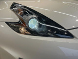 【HIDヘッドライト】非常に明るく前方を照らしてくれるので、悪天候や夜間の走行時も視界良好で安心してお乗りいただけます。