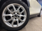 ●純正16インチアルミホイール:輸入車ならではの卓越した走りを支えるホイールと足回りです!日本車の走りに慣れている方にもぜひ体感して頂きたい程高いレベルでまとまっています!