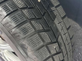 ホイールの状態やタイヤ溝の残り具合は、安全性や維持費にも関わる重要なポイントです。写真にて現状をご確認いただけますが、気になる点や詳細については、お気軽にお問い合わせください。