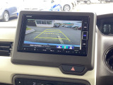 後退時に車両の後ろ側をモニター画面に表示します。車庫入れが苦手な人もこれで安心♪
